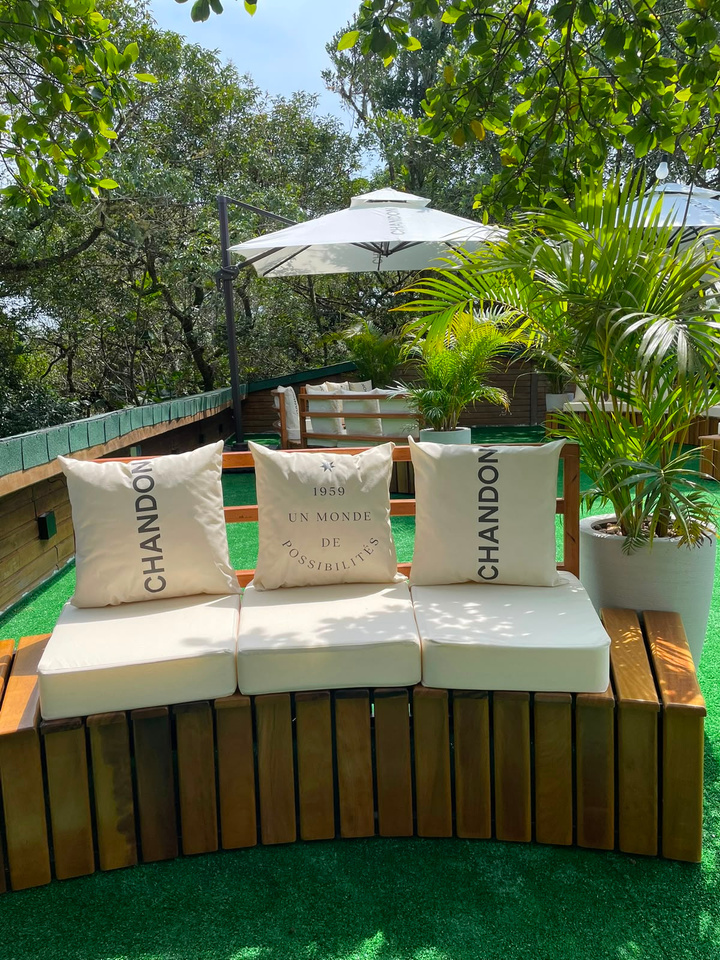 Lounge Chandon com almofadas personalizadas e ombrelone branco