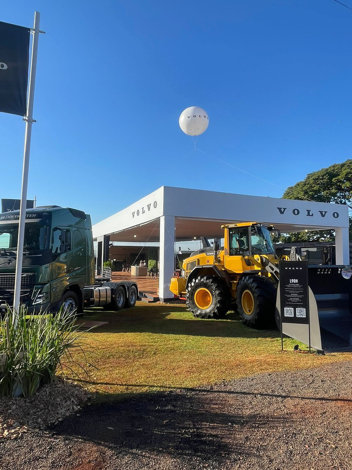 Stand da Volvo na Agrishow com caminhão e maquinário agrícola