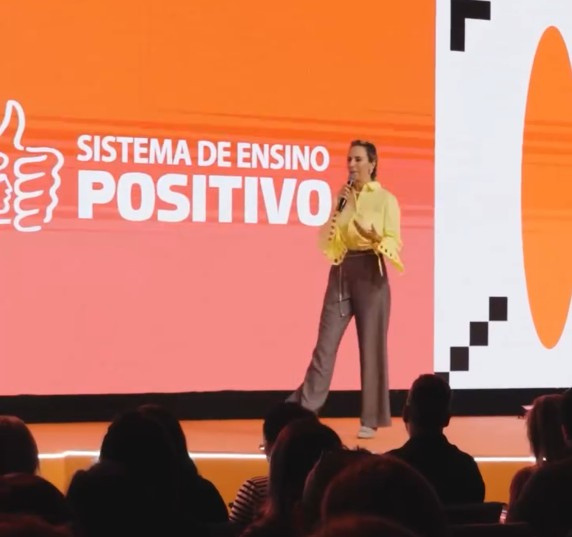 Palestra no palco durante a convenção do Sistema de Ensino Positivo